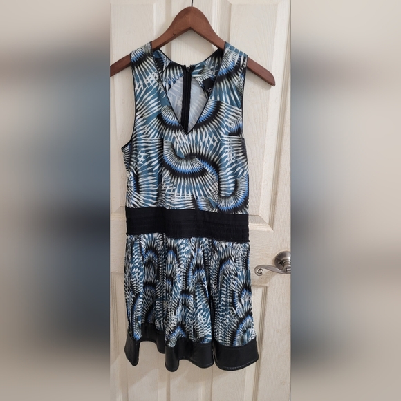 Leather trimmed dress - Picture 2 of 4